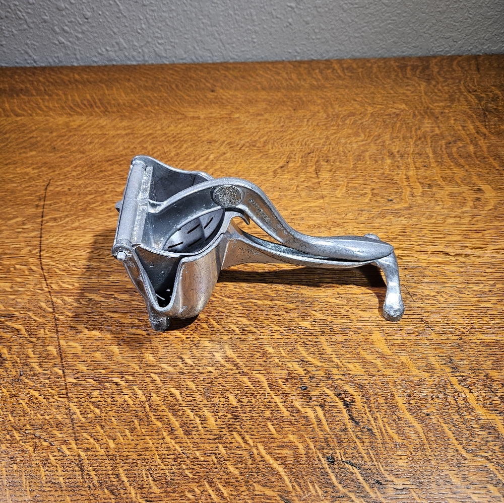 Wear-ever Handheld Vintage Juicer - Picture 2 of 15
